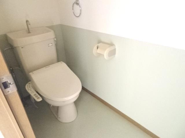 トイレ　別部屋の写真です。