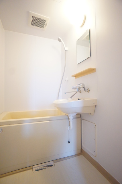 バス・シャワールーム　バストイレ別なのでゆったり癒しのバスタイムを満喫できますね♪