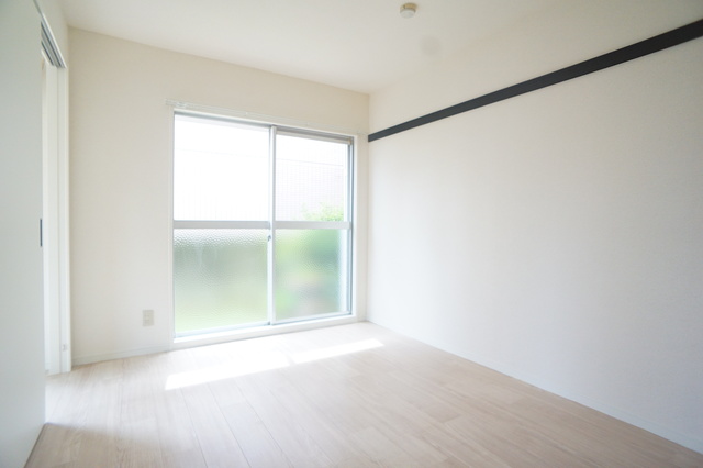 居室・リビング　白を基調とした室内でお部屋を明るく演出してくれます！