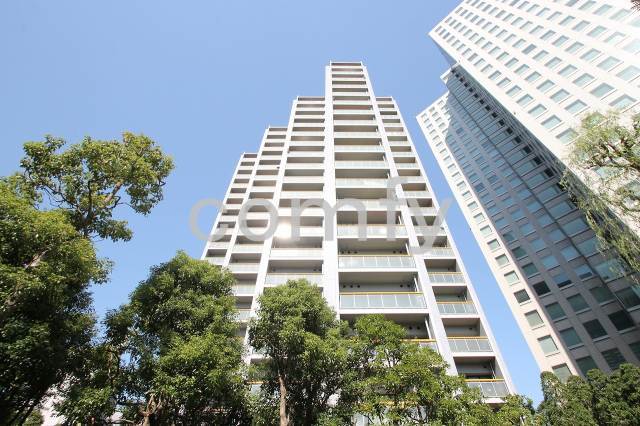 建物外観　タイル貼りの重厚感のある外観