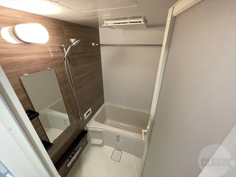 バス・シャワールーム　乾燥機能付きのバスルーム