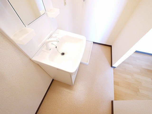 洗面設備　ゆったりとスペースのある洗面所