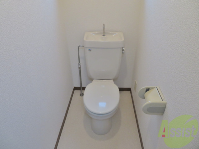 トイレ　こちらのトイレはシンプルで清潔感がありますね。