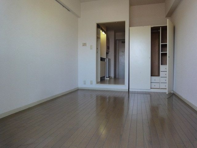 居室・リビング　日当り良好南向き洋室