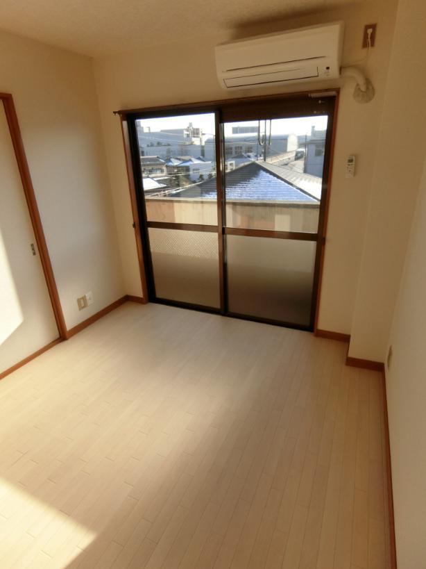 居室・リビング　エアコン完備の明るいダイニング