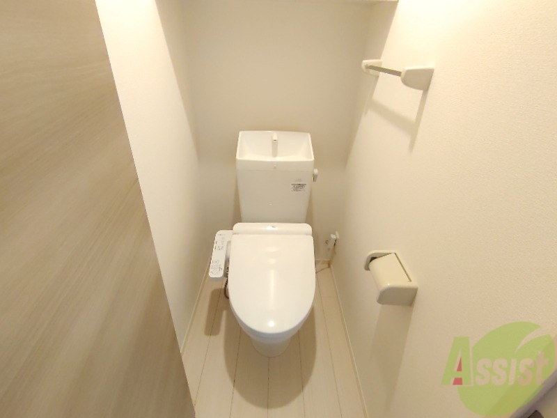 トイレ　温水洗浄便座なので快適に使用できそうですね。