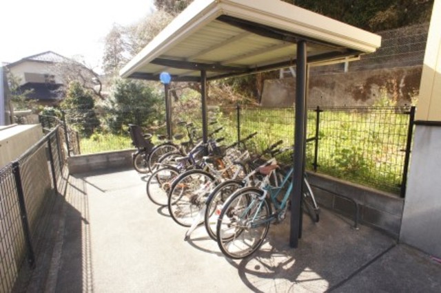 その他共有部分　雨の日でも安心して止められる屋根付の駐輪場です☆