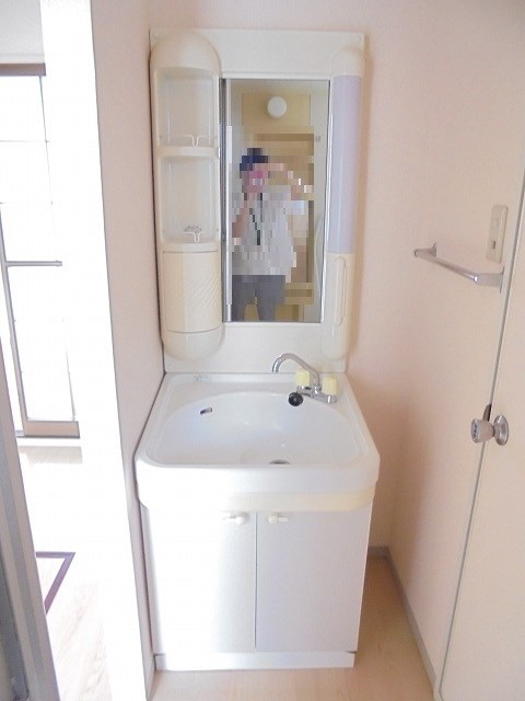 洗面設備　写真は103号室です（参考）