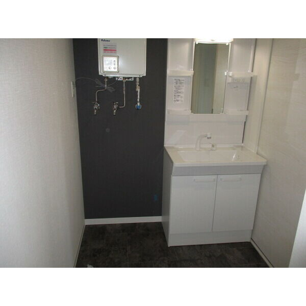 洗面設備　忙しい朝にうれしいシャンプードレッサー付きです♪