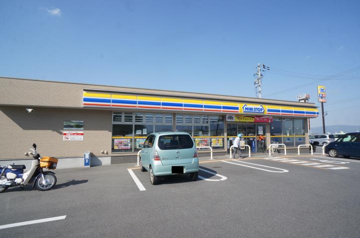 コンビニ　ミニストップ　広陵町みささぎ台店（コンビニ）まで915m