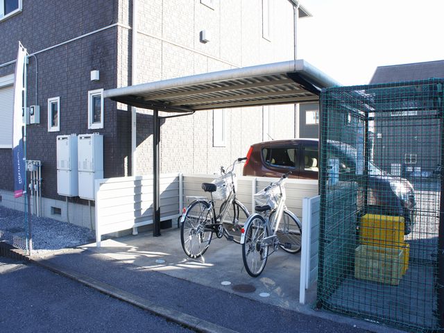 その他共有部分　屋根付きの駐輪場があります♪