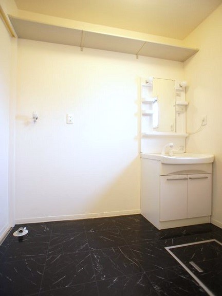 洗面設備　洗髪洗面化粧台と洗濯機置き場があります♪