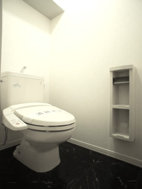 トイレ　温水洗浄暖房便座機能付きです♪