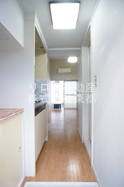 玄関　玄関には下駄箱があるのでスッキリとした空間を保てます