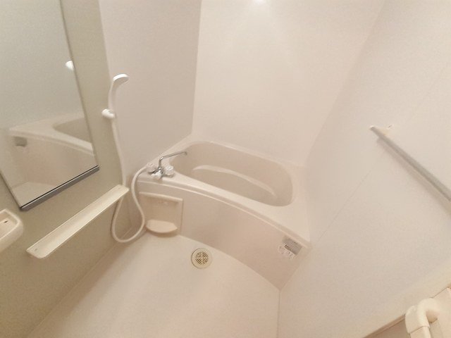 バス・シャワールーム　コンパクトで使いやすいお風呂です