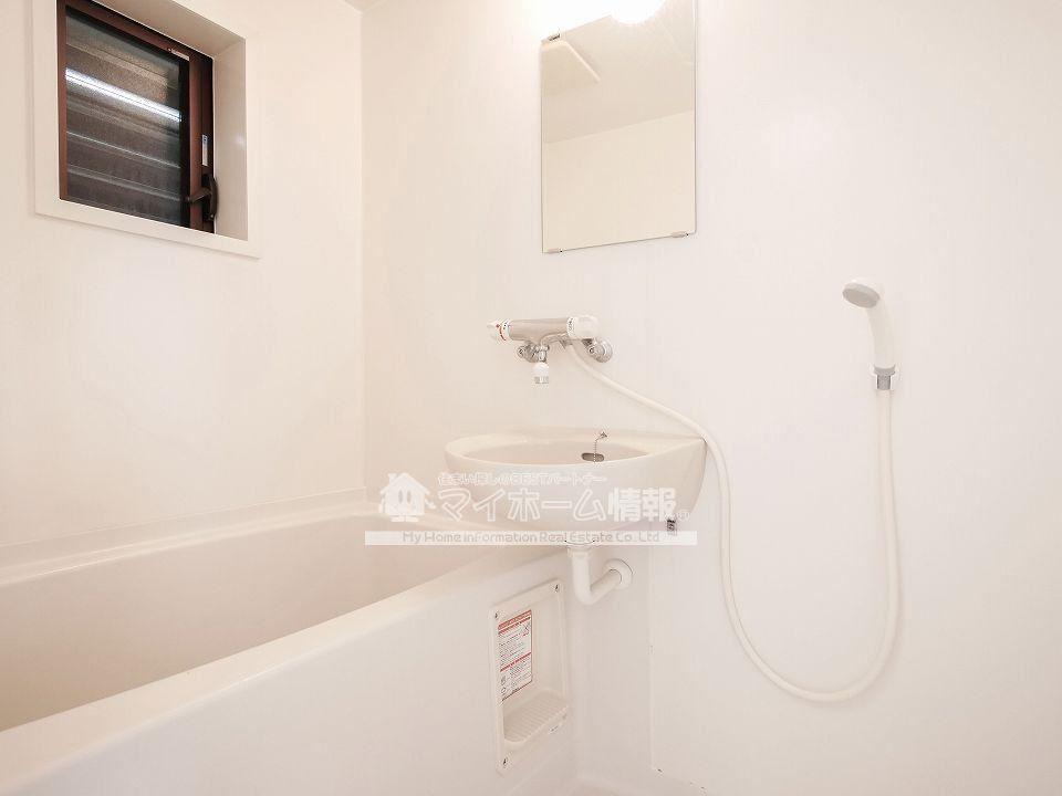 バス・シャワールーム　入浴にもお掃除にも便利なシャワー付き！！