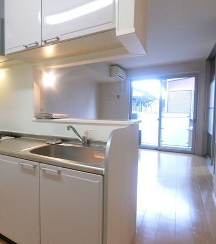 居室・リビング　西向きリビングダイニングキッチン10.5帖☆バルコニーに繋が