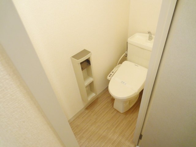 トイレ　別号室の写真です。