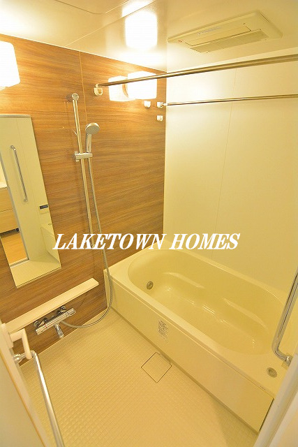 バス・シャワールーム　追い焚き・浴室乾燥機能付の浴室です。