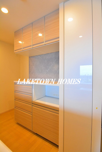 その他設備　食器棚が付いております。