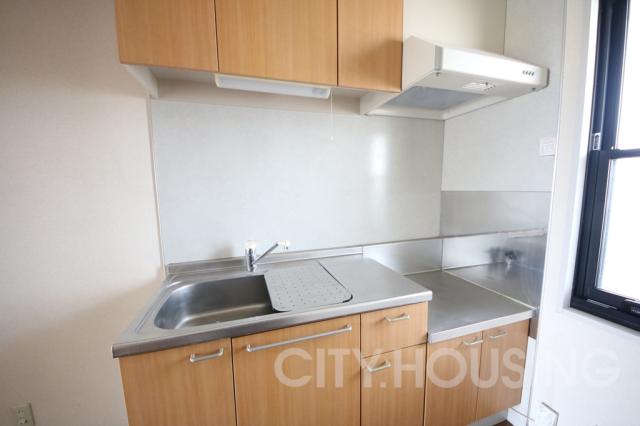 キッチン　※同タイプ部屋の写真です。