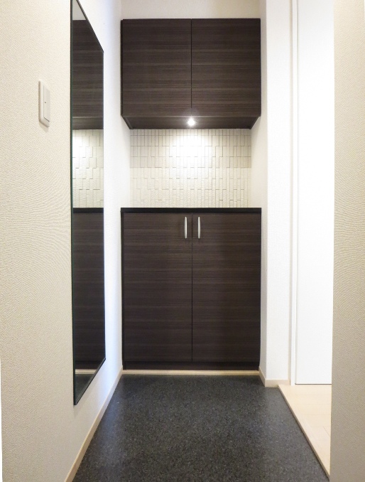 玄関　安心のダブルロックキー　便利な姿見＋玄関土間収納♪