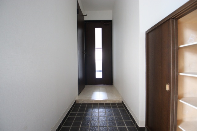 玄関　※別号室の参考写真です。