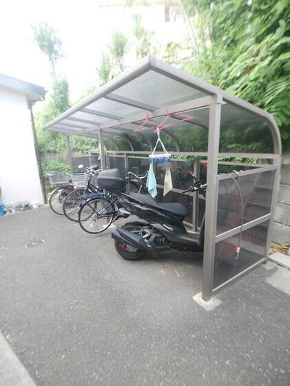 その他共有部分　屋根付き駐輪場完備。