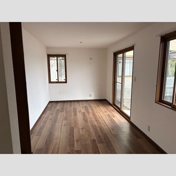 居室・リビング　床色が落ち着いた色合いで、とてもきれいです。