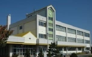 小学校　岩見沢市立北真小学校（小学校）まで880m