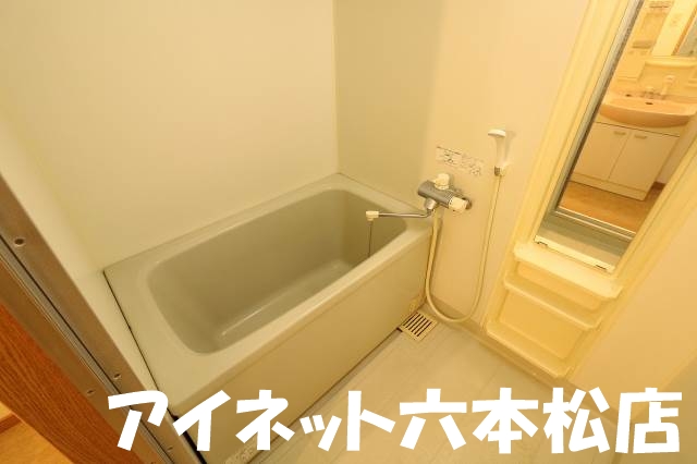 バス・シャワールーム　一日の疲れを癒しましょう。