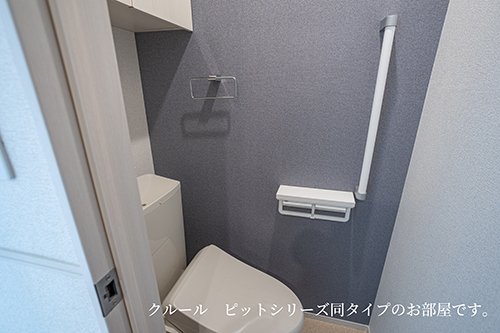 トイレ　落ち着いた色調のトイレです