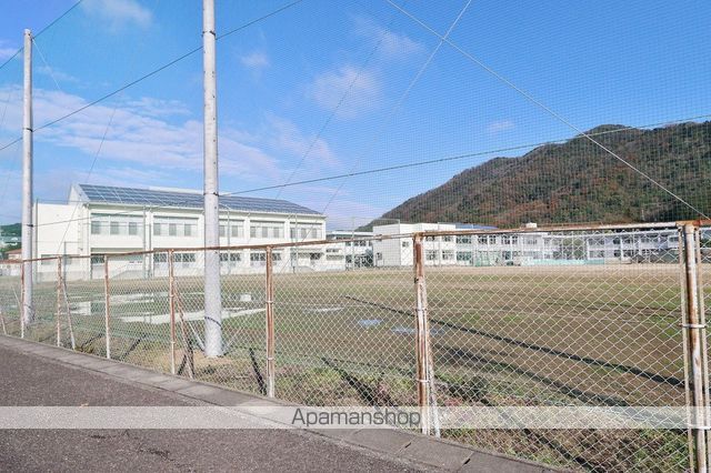 中学校　鳴門中学校（中学校）まで852m