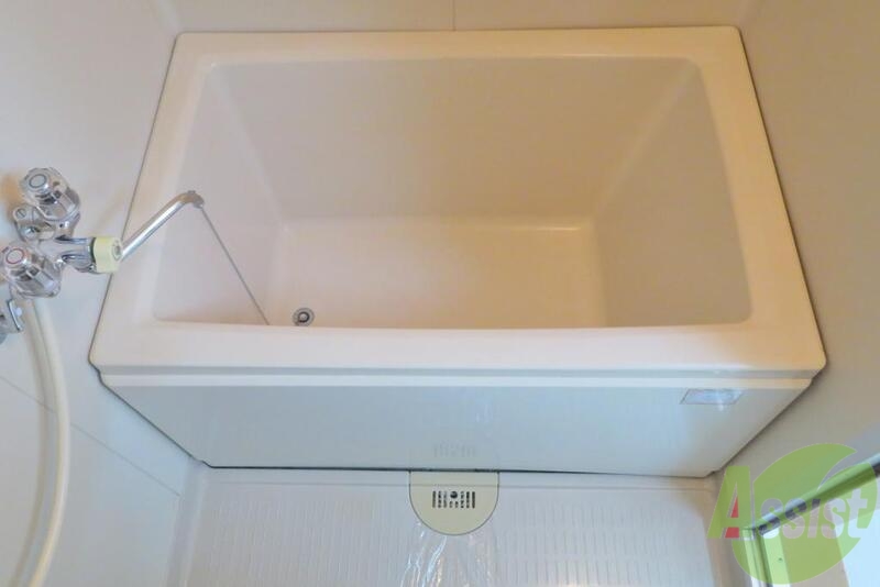 バス・シャワールーム　浴槽はこんな感じでゆっくり浸かれそうです。
