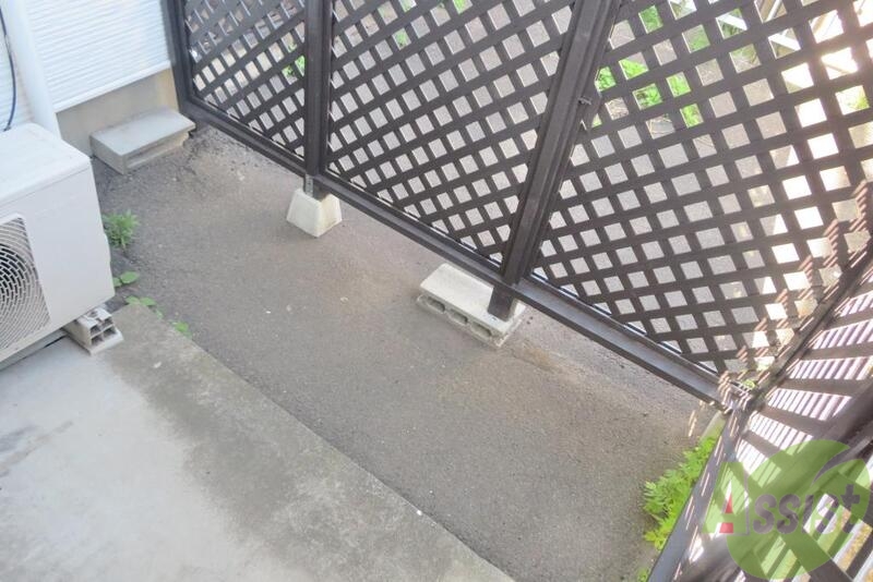 バルコニー　広くて晴れた日には洗濯物も外に干すことも出来ますね。