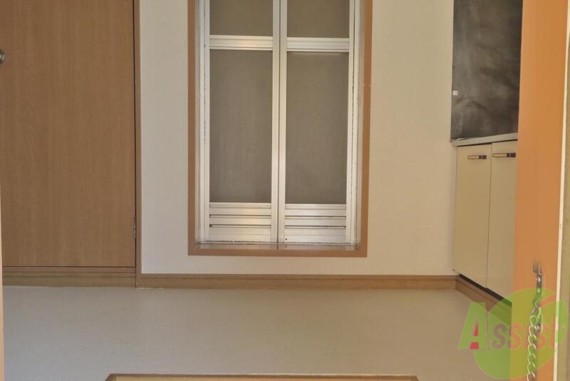 玄関　玄関入って右がキッチンになっていて正面はお風呂になります。