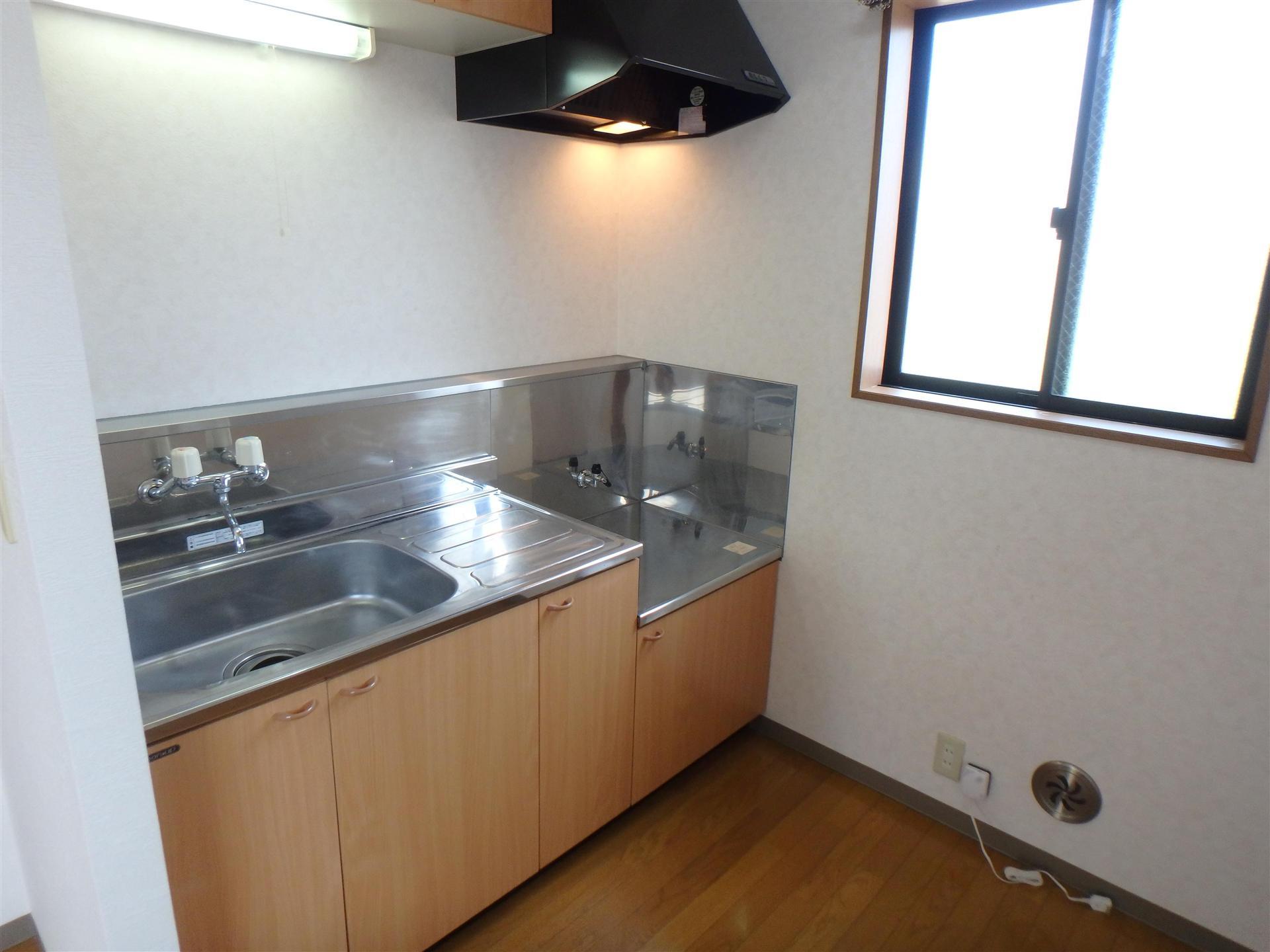 キッチン　窓があるので明るく、換気も出来ます☆