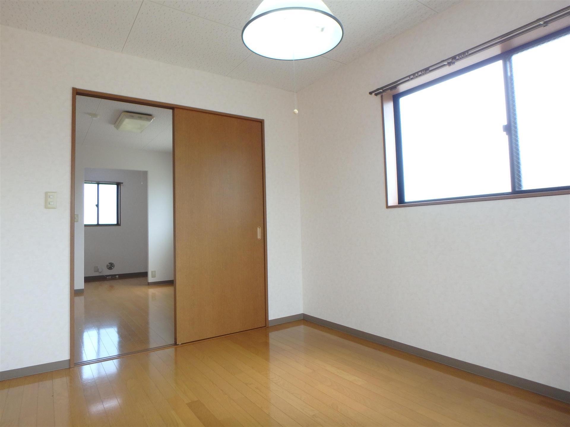 居室・リビング　角部屋で二面に窓があるので明るいお部屋です☆