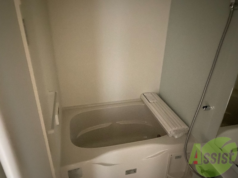 バス・シャワールーム　バスルームはこちら、追い焚き機能もあり広い浴槽がいいですね