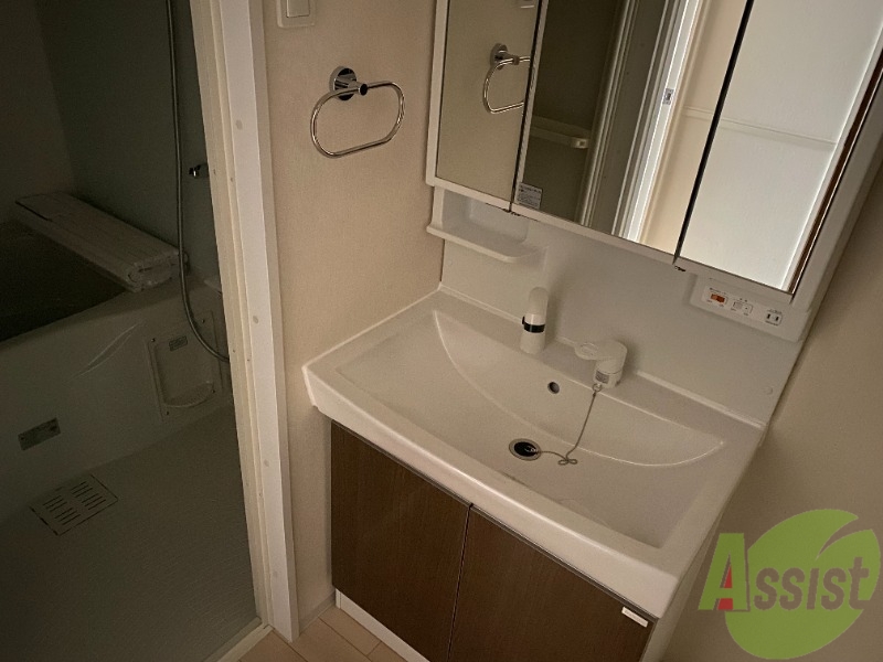 洗面設備　毎日の身だしなみはこちらで、洗面化粧台です