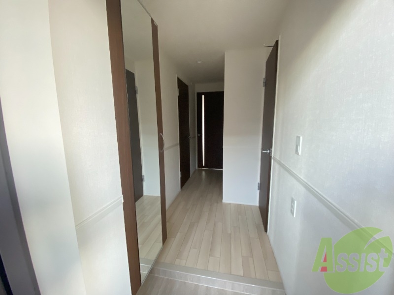 玄関　玄関を入るとまずはシューズボックスがお迎え、階段上が居室です