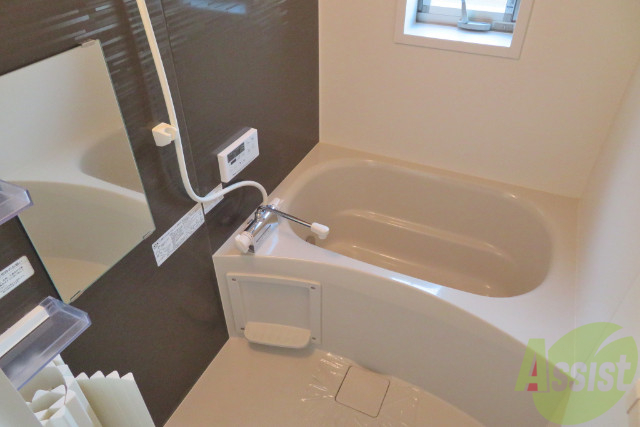 バス・シャワールーム　広いバスタブでゆっくり浸かれますね。