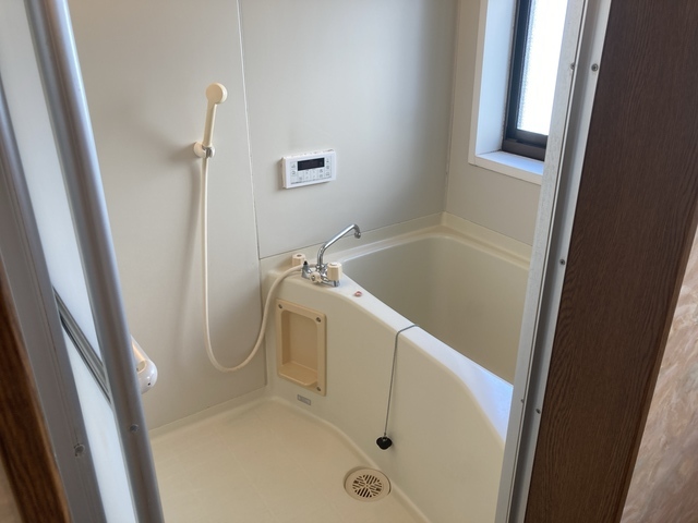 バス・シャワールーム　※補修前の参考画像の為、設備等は現況優先。