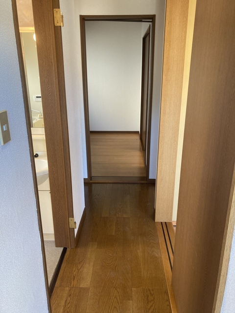 玄関　※補修前の参考画像の為、設備等は現況優先。