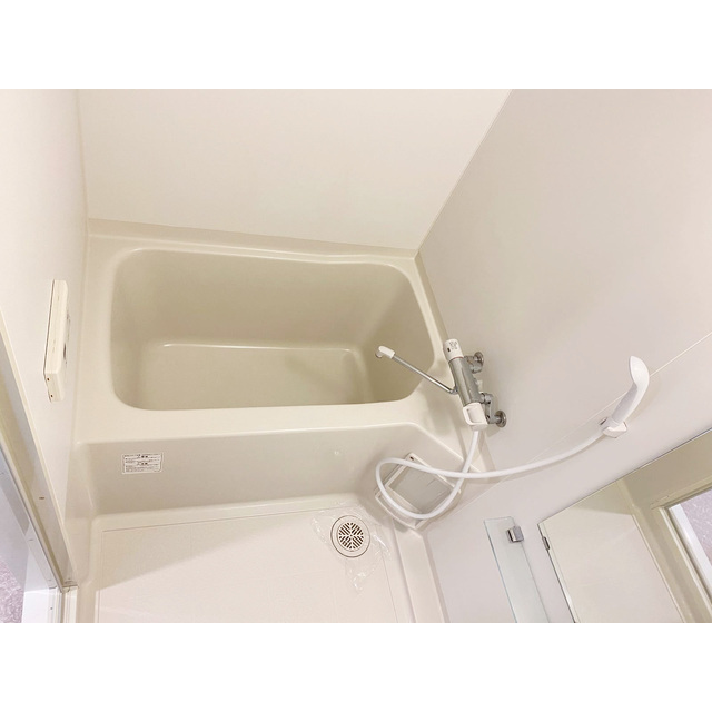 バス・シャワールーム　コンパクトで使いやすいお風呂です