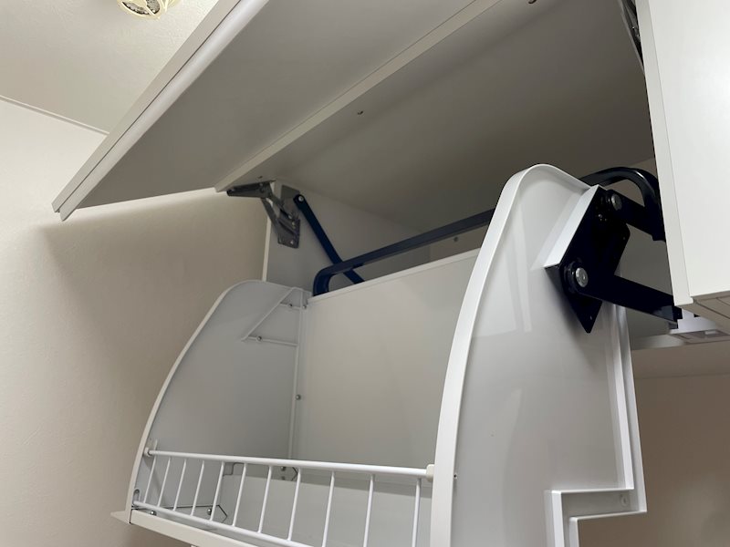 洗面設備　洗面室の吊下収納は可動式です。奥のものも取り出しやすいですよ