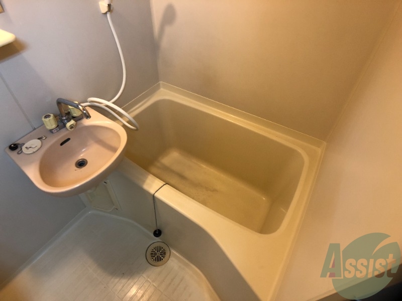 バス・シャワールーム　バスルームは狭すぎず、シャワーも浴びやすそうです。