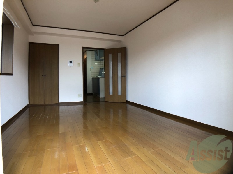 居室・リビング　７．５帖の洋室です。広々として、きれいですね。