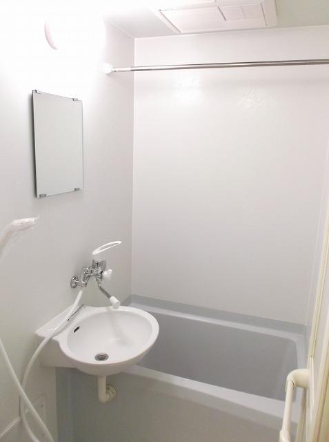 バス・シャワールーム　浴室乾燥機付き！