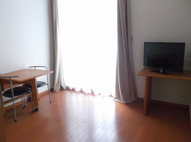 居室・リビング　テレビ・テーブル付！